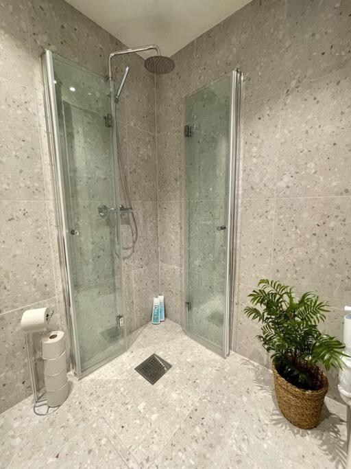 Modern And Cozy Studio Apartment In Central Осло Екстериор снимка